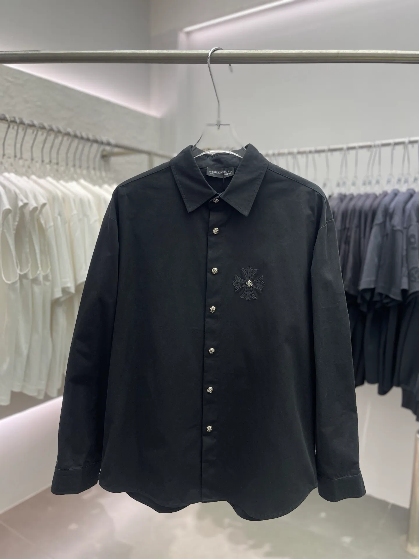 P500 💰Chrome Hearts leather cross leather embroidery shirt jacket! OS version can be worn by both men and women! The fabric is made of twill gauze cotton fabric! The texture is clear and smooth, not easy to wrinkle or fade! The embroidery process is complex and repetitive, and the requirements for the embroidery machine are very strict. The distance is always 45 centimeters! It won’t work if the spacing is too big, and it won’t work if it’s too small! The hardware is all carved and cast. This piece of clothing consumes a lot of material. More than 3 meters of material is used for one piece of clothing! After the garment is made, it needs to be fixed at high temperature, washed at a water temperature of more than 70 degrees, and softened by adding softener to make the upper body softer and smoother!   Color: black white Size: m-3xl Style number: 5878